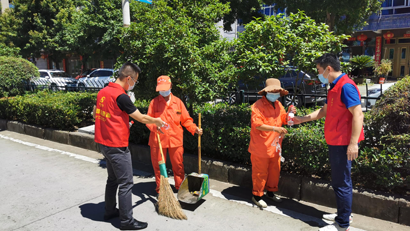 華都浙南黨支部為戶外工作者&ldquo;送清涼&rdquo;